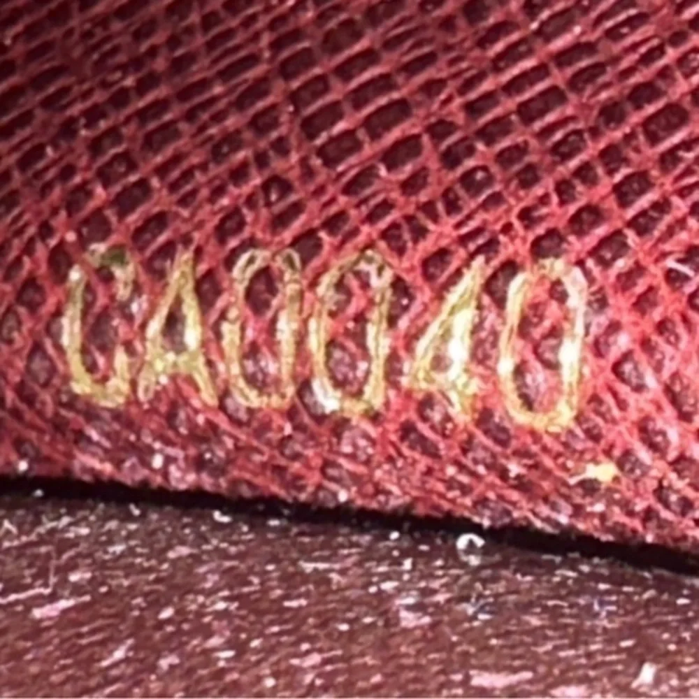 AUTHENTIC Louis Vuitton keycase. Brown Epi leather.